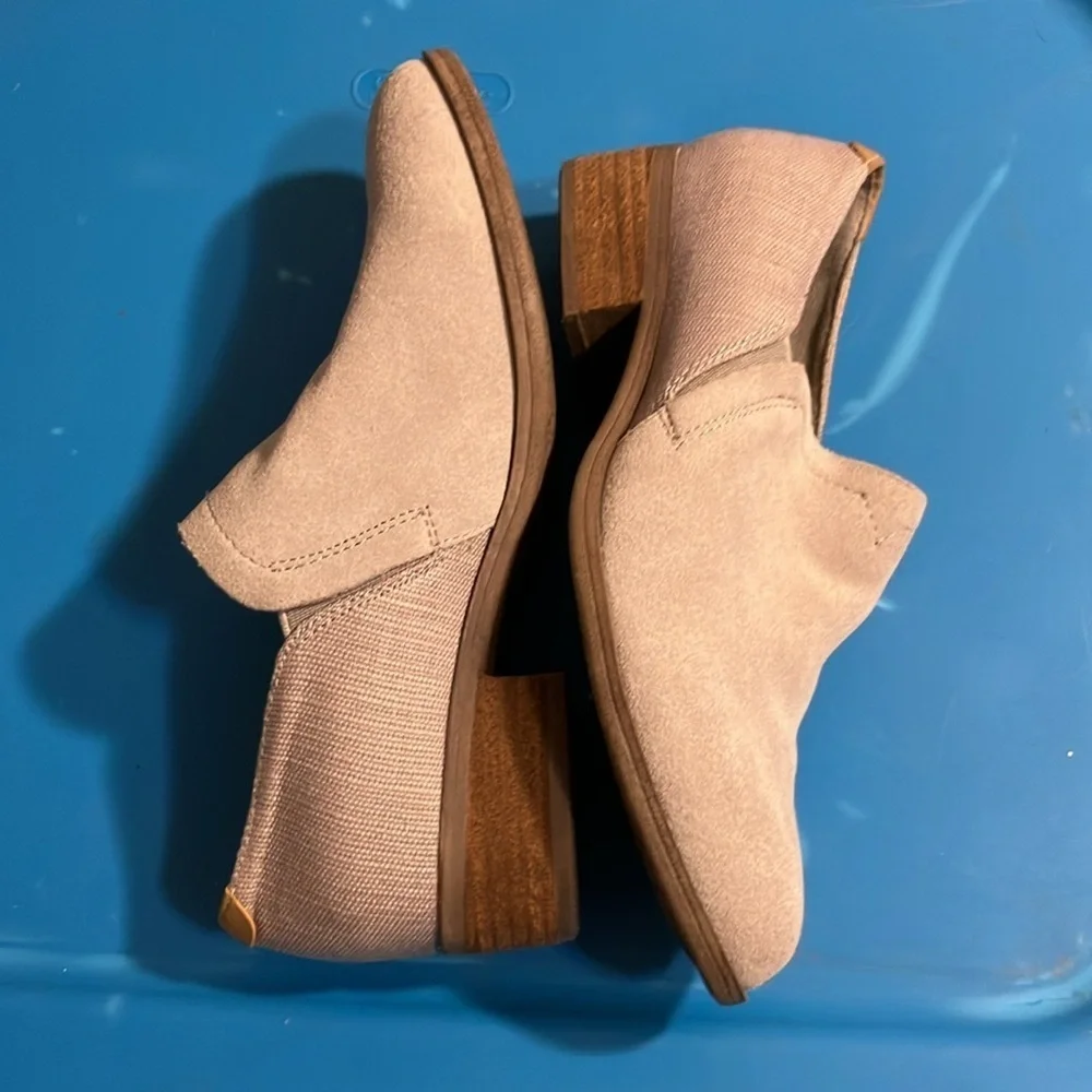Tom’s women’s low heeled slip on vegan shoe size 6